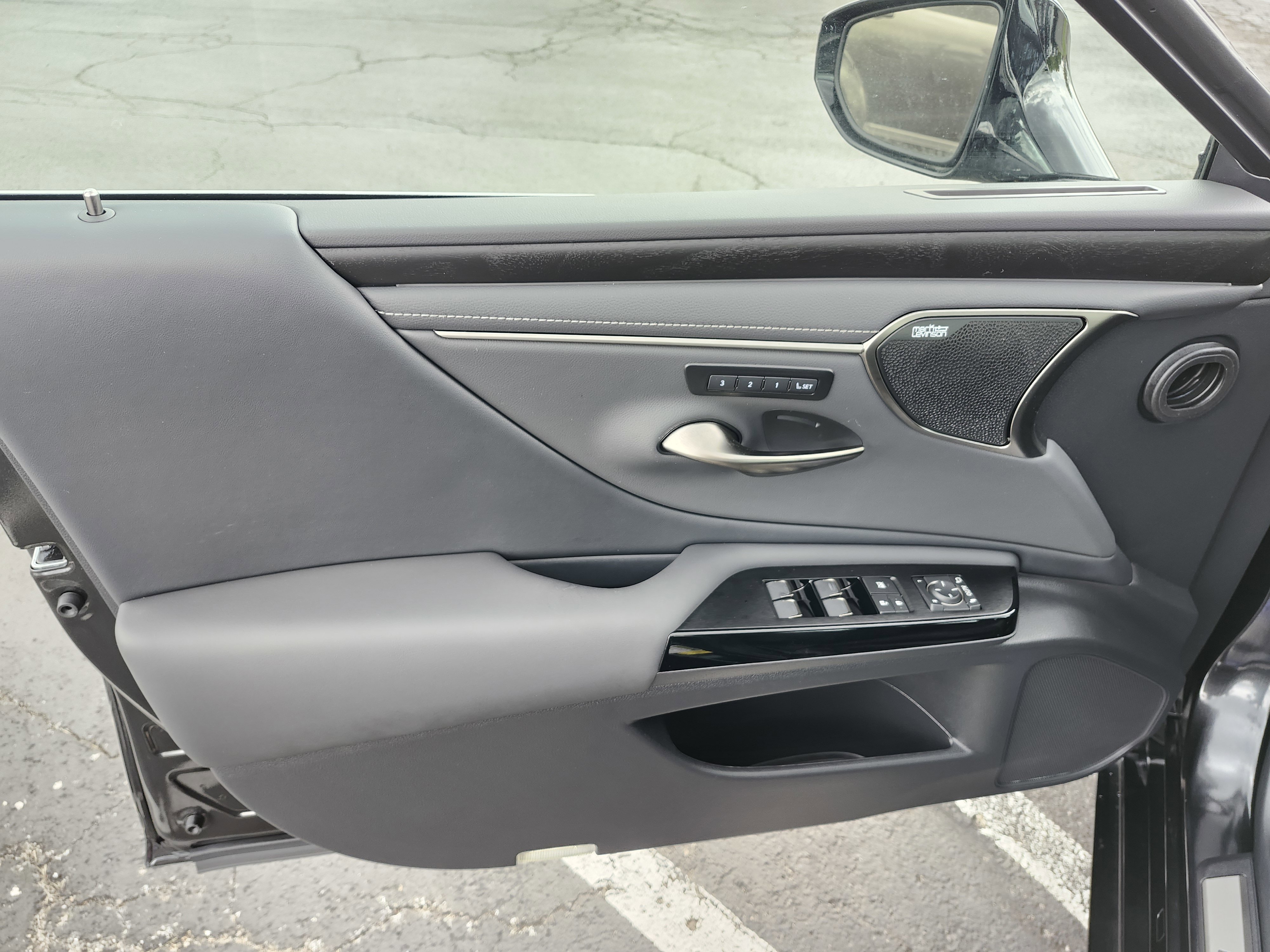 2025 Lexus ES 300h Ultra Luxury