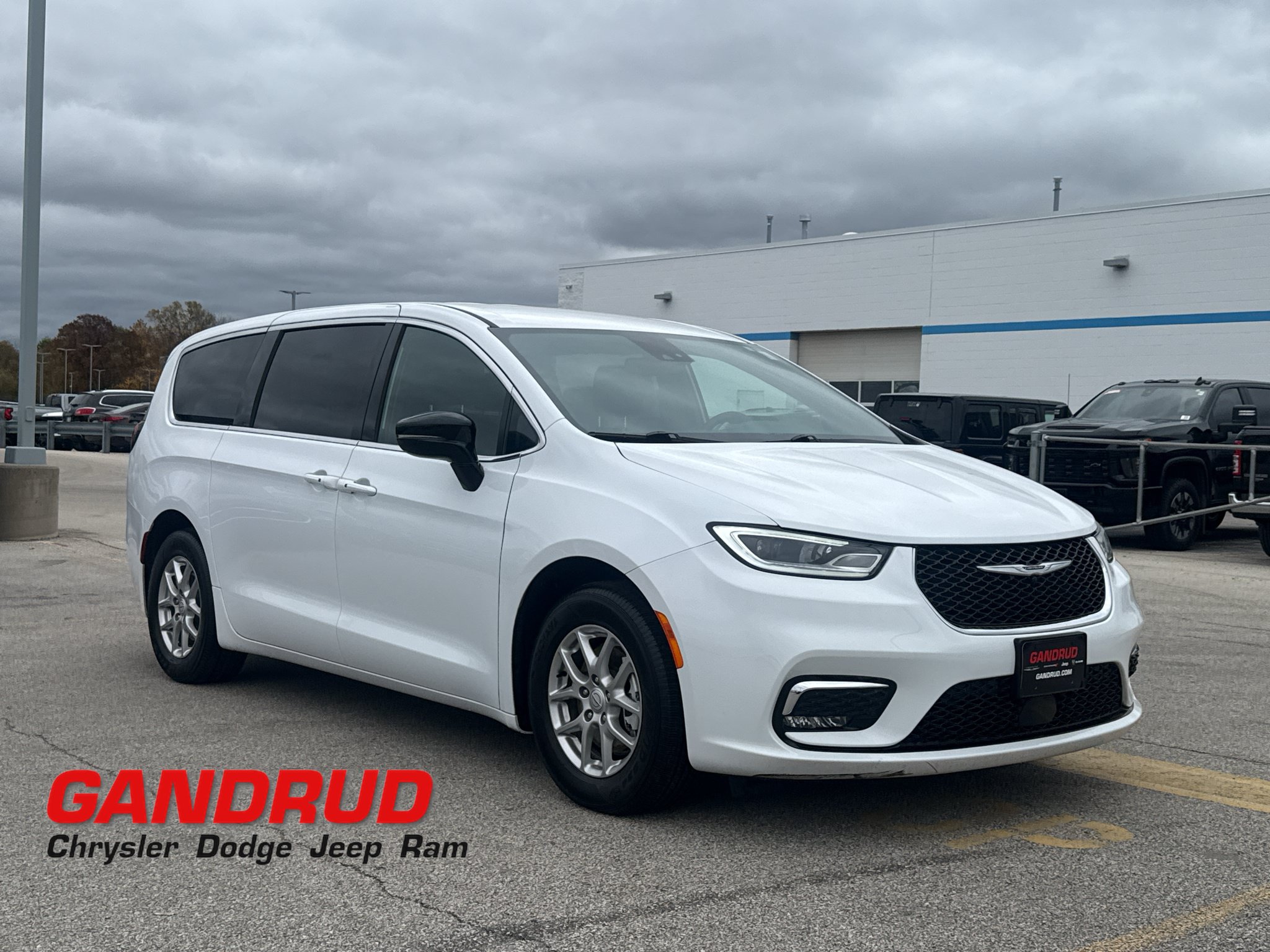 Used 2026 Chrysler Pacifica Select