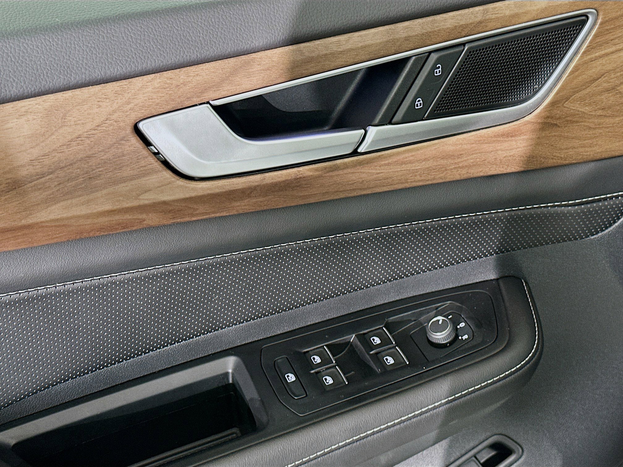 2025 Volkswagen Atlas SE