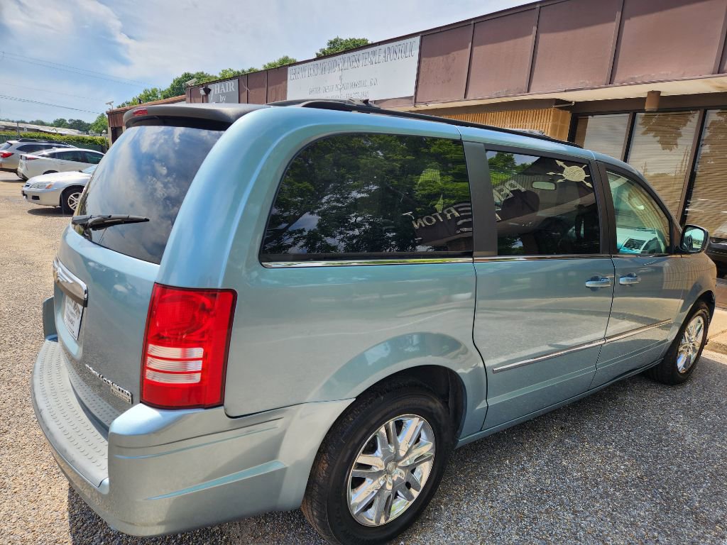 2009 Chrysler Town & Country Touring's photo