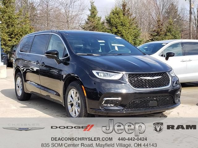 New 2026 Chrysler Pacifica Limited w/ Uconnect Theater Family Group