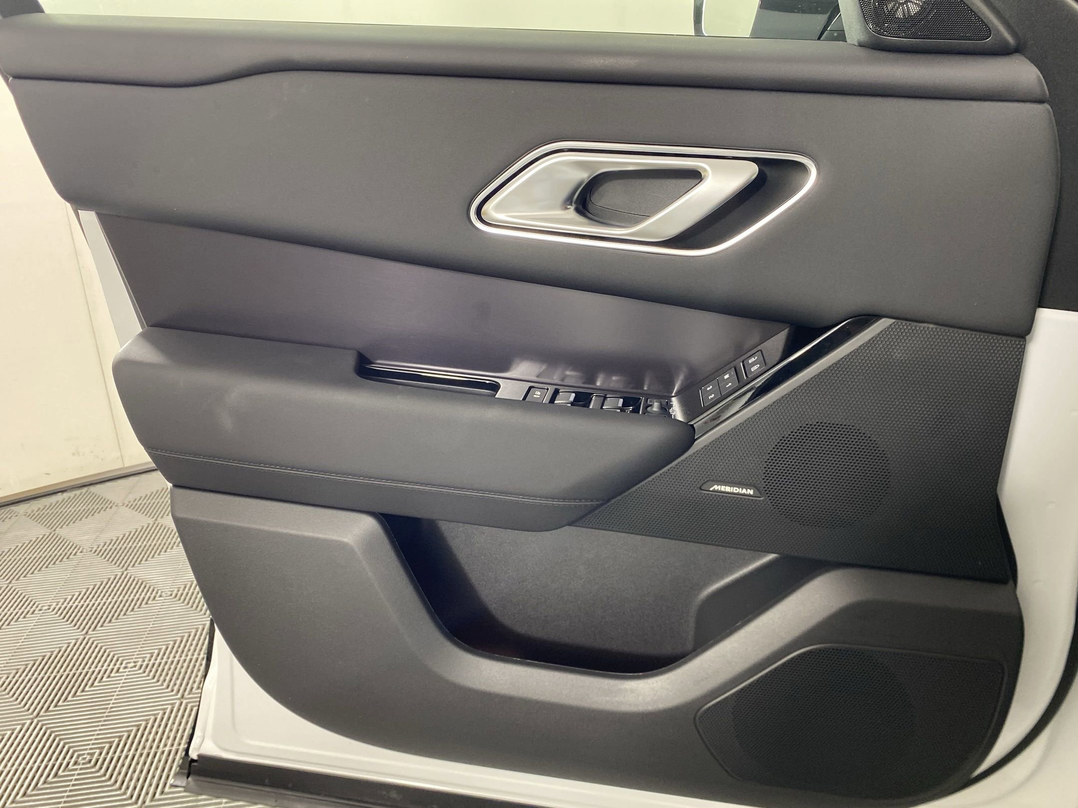 2026 Land Rover Range Rover Velar Dynamic SE