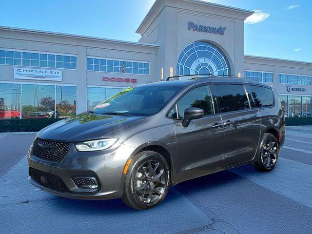 Certified 2021 Chrysler Pacifica Limited w/ Uconnect Theater Family Group
