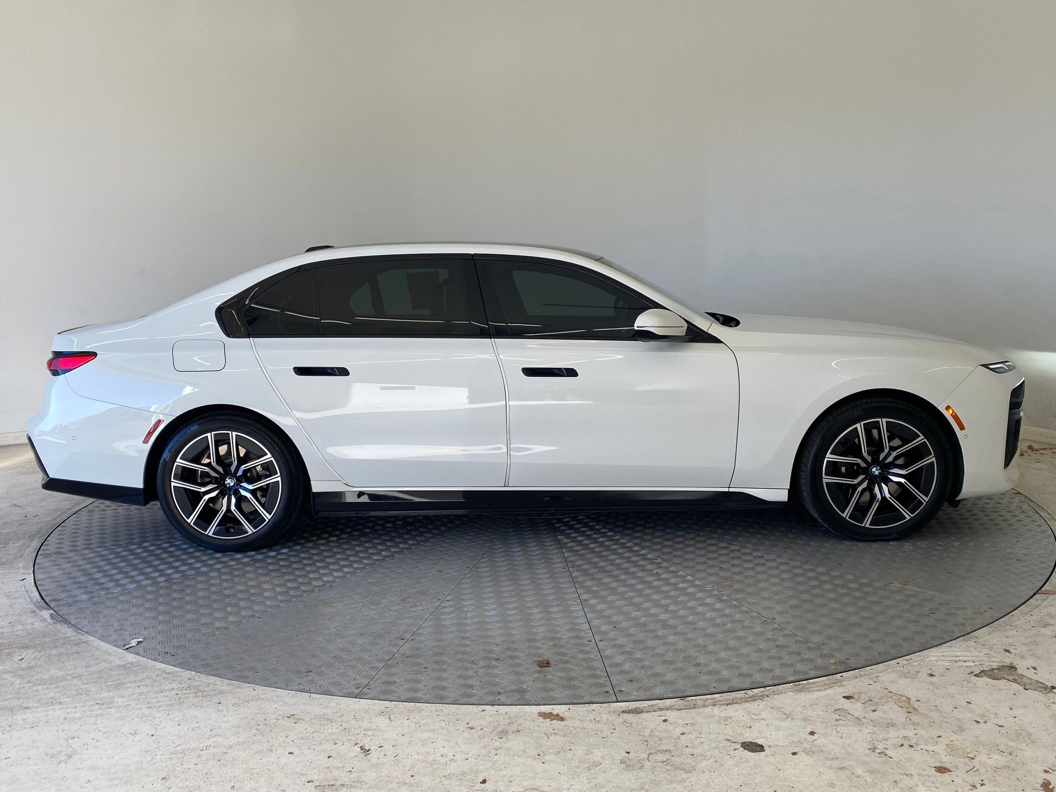 2024 BMW 750e xDrive