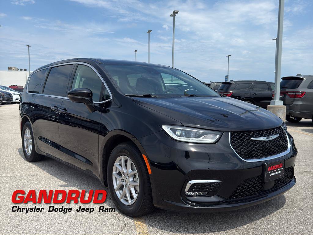 Used 2024 Chrysler Pacifica Touring-L w/ Uconnect Theater Family Group