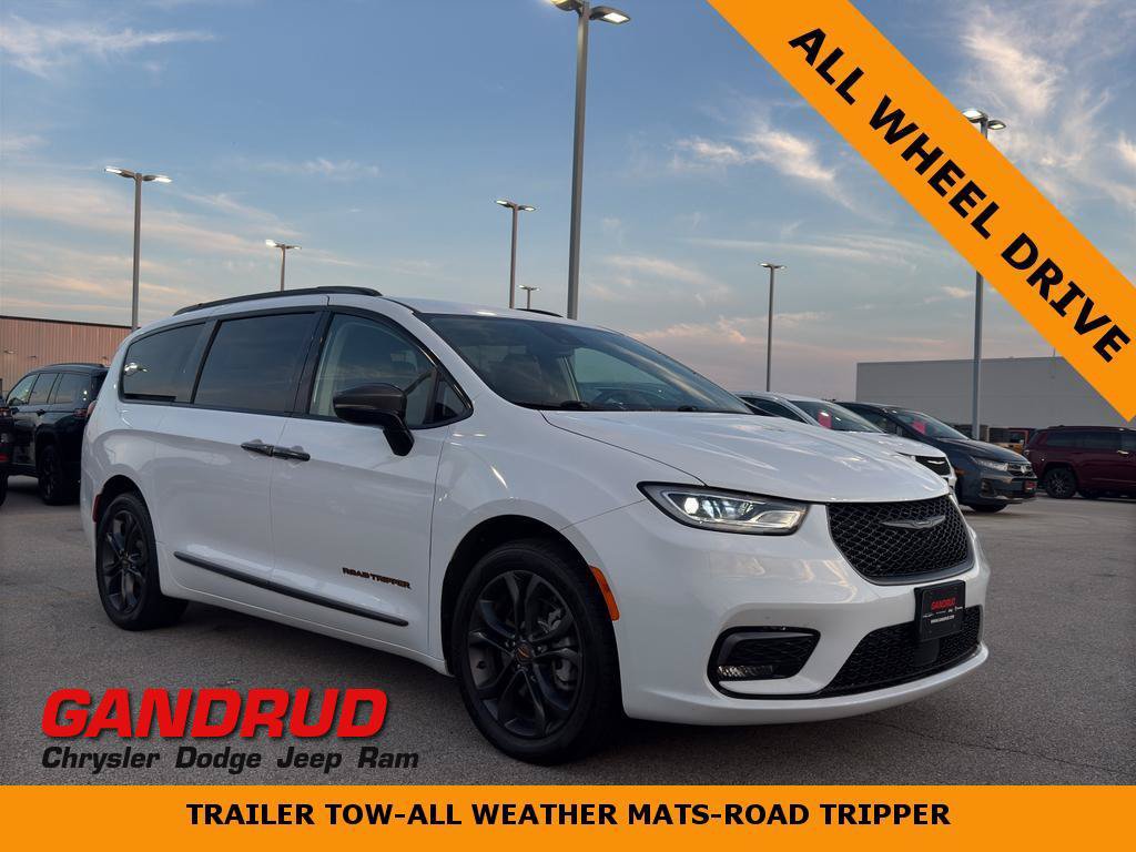 Used 2024 Chrysler Pacifica Touring-L w/ Road Tripper Package
