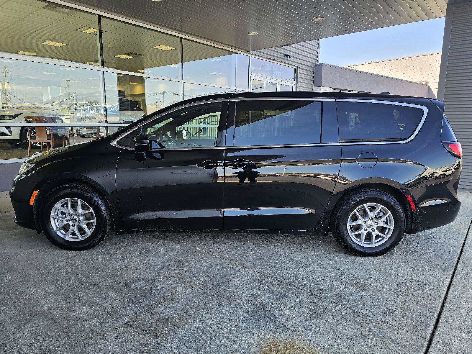 2025 Chrysler Pacifica Select