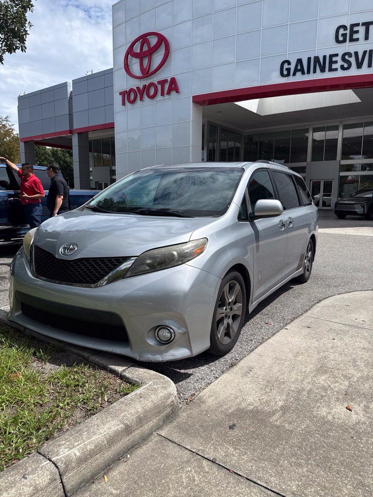 Used 2016 Toyota Sienna SE