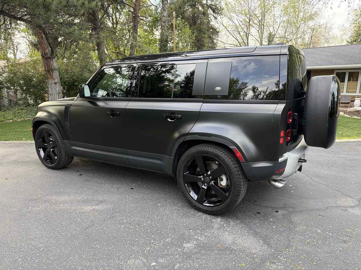 2024 Land Rover Defender 110 SE