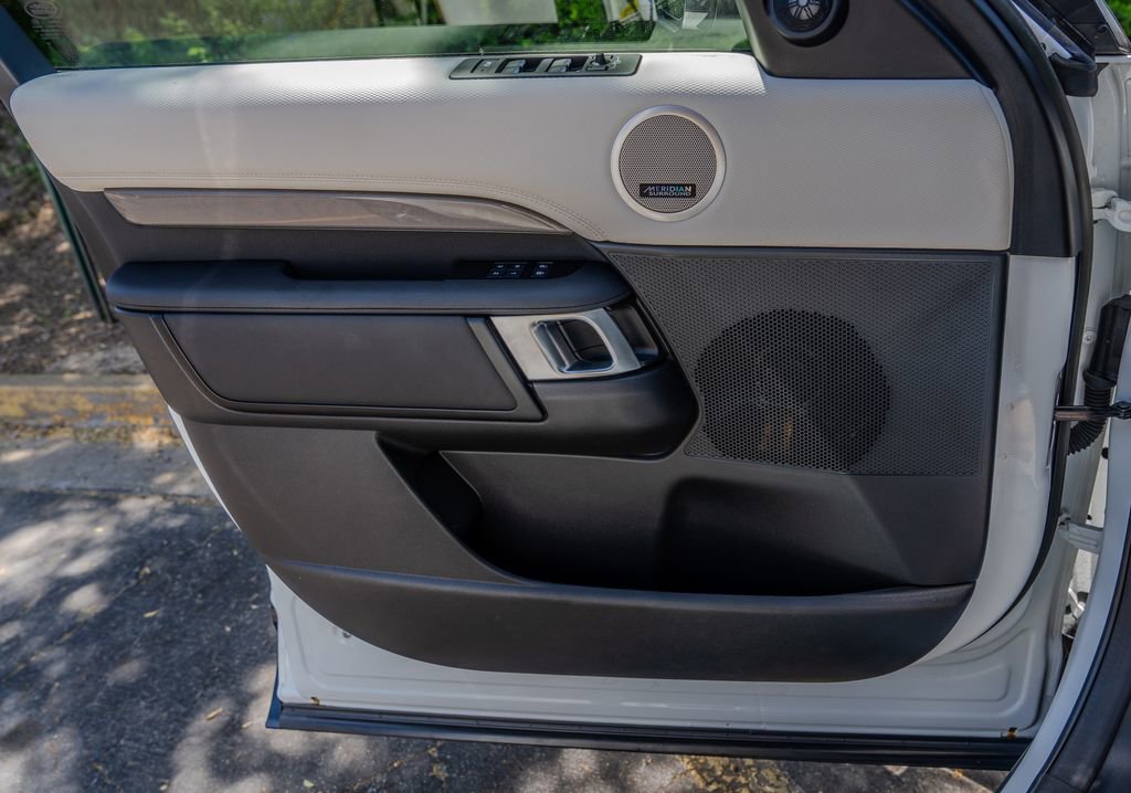 2023 Land Rover Discovery Metropolitan Edition