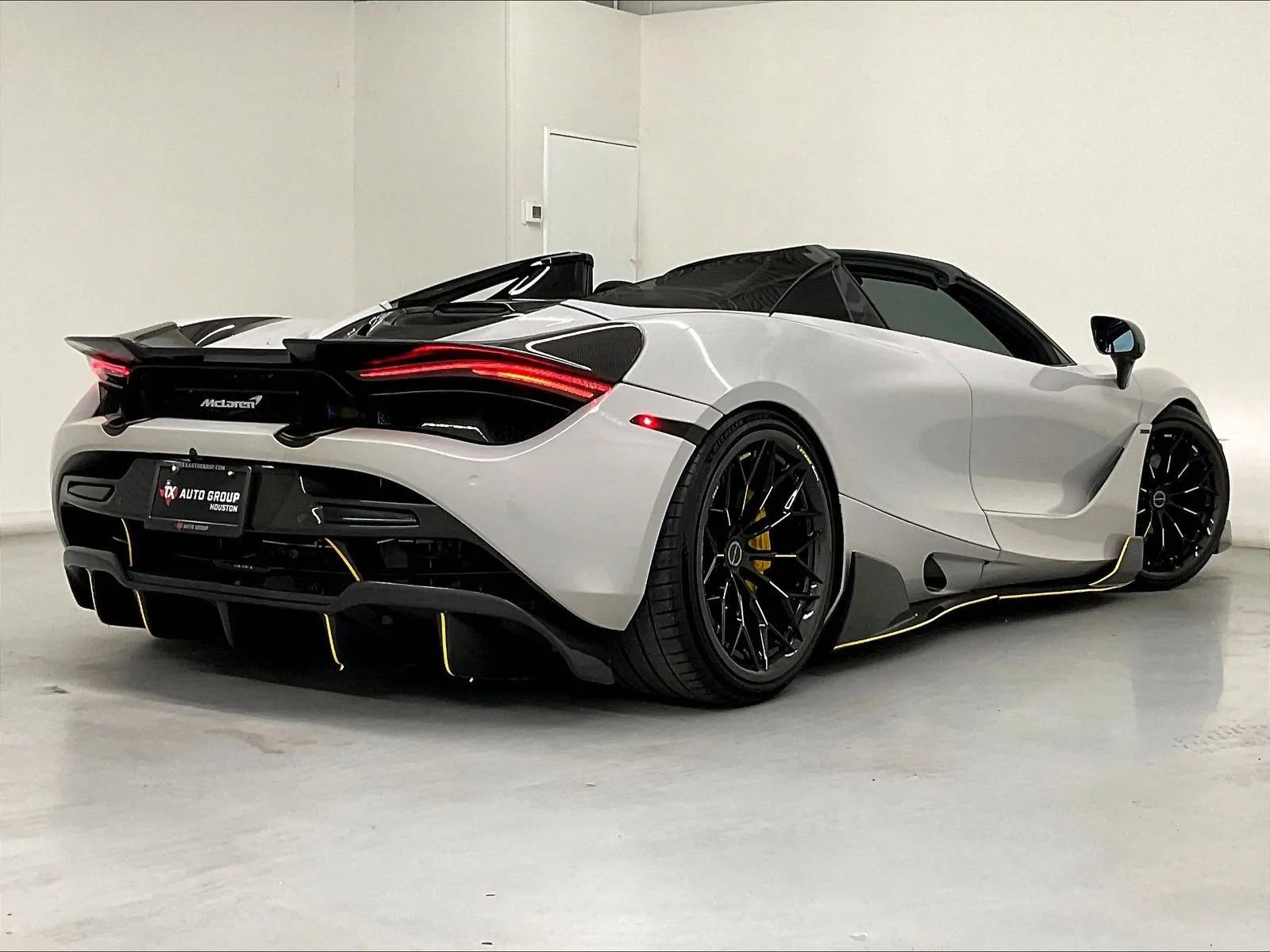 Used 2019 McLaren 720S Performance photo 9