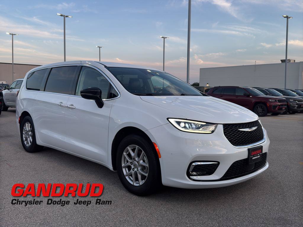 Used 2024 Chrysler Pacifica Touring-L