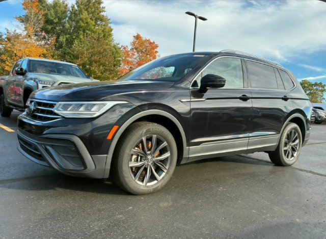 Used 2022 Volkswagen Tiguan SE w/ Panoramic Sunroof Package