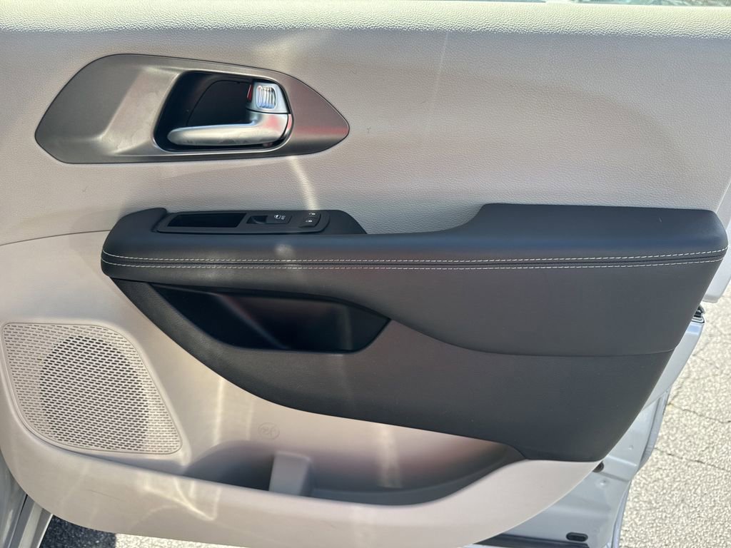 2024 Chrysler Pacifica Touring-L