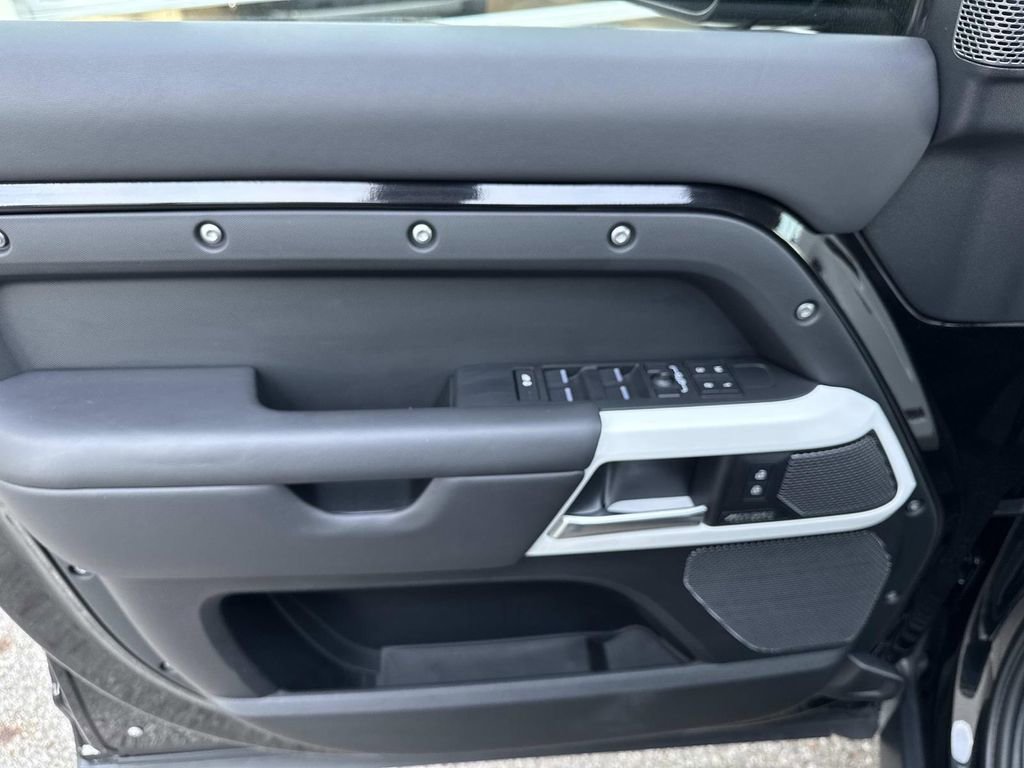 2024 Land Rover Defender 110 SE