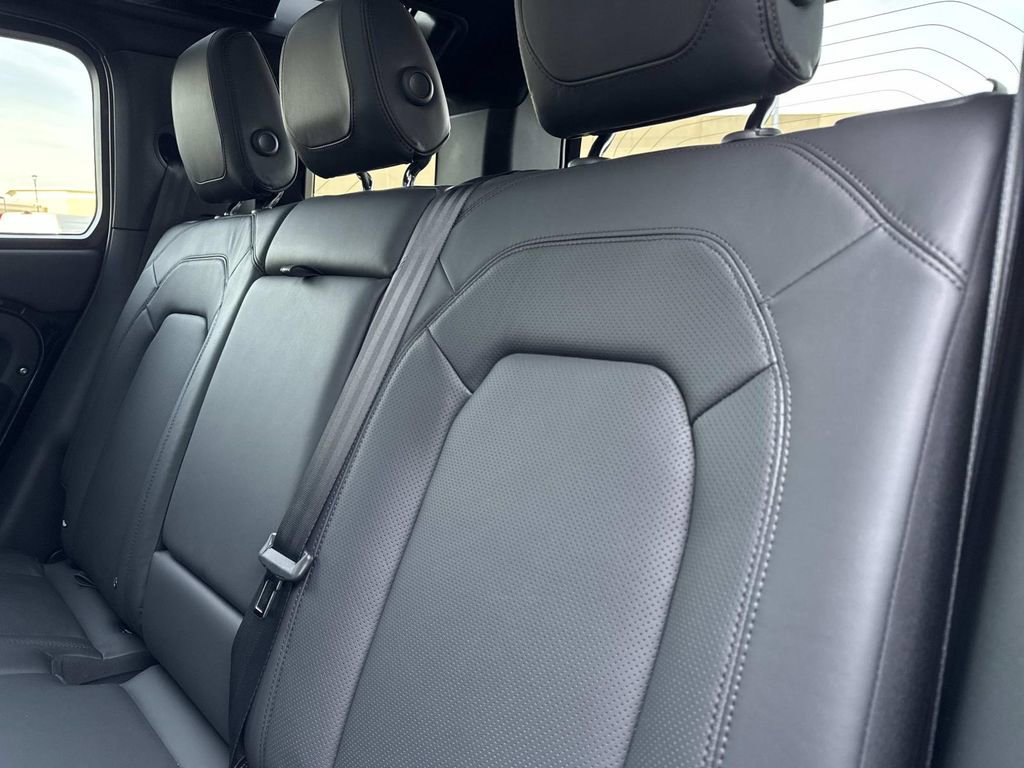 2024 Land Rover Defender 110 SE