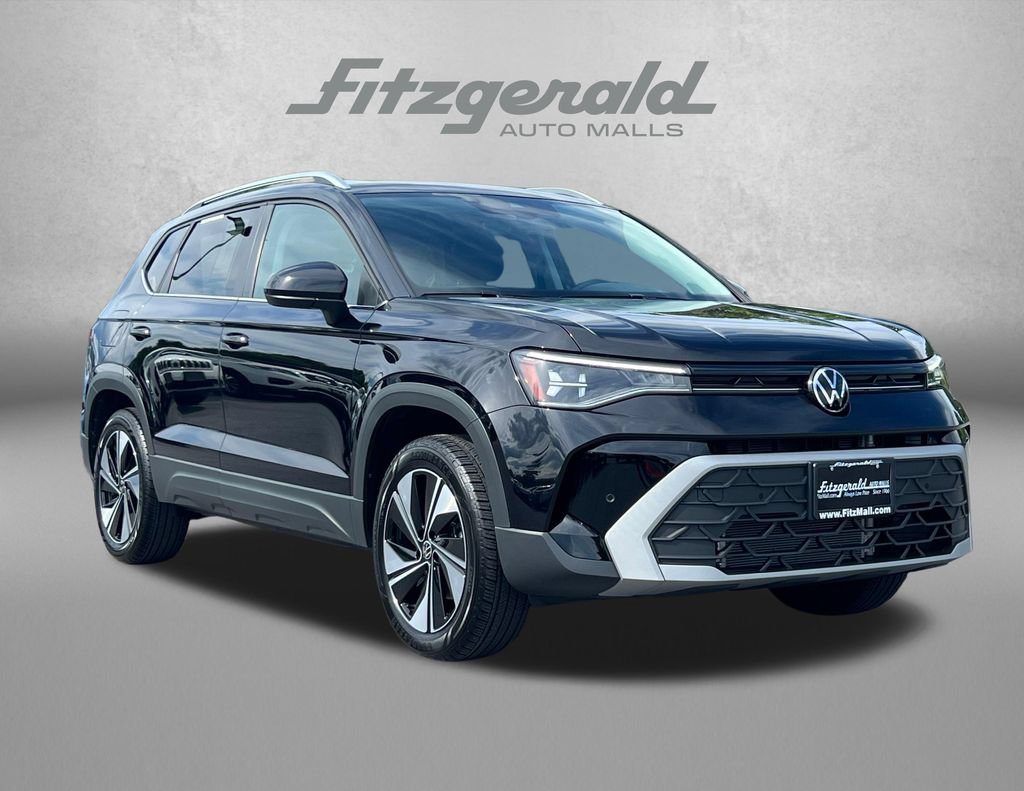 Used 2025 Volkswagen Taos SE w/ Panoramic Sunroof Package