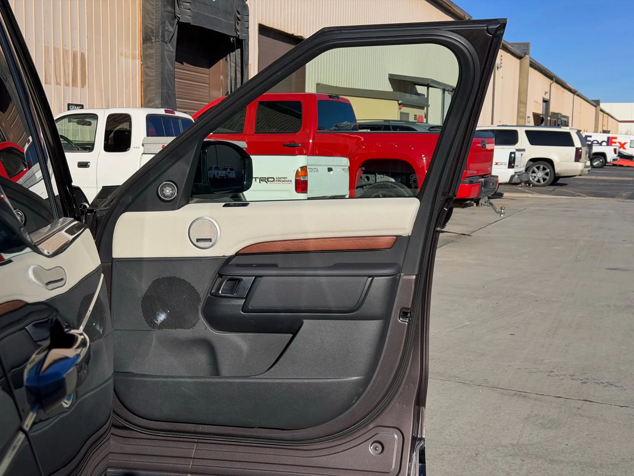 2023 Land Rover Discovery Metropolitan Edition