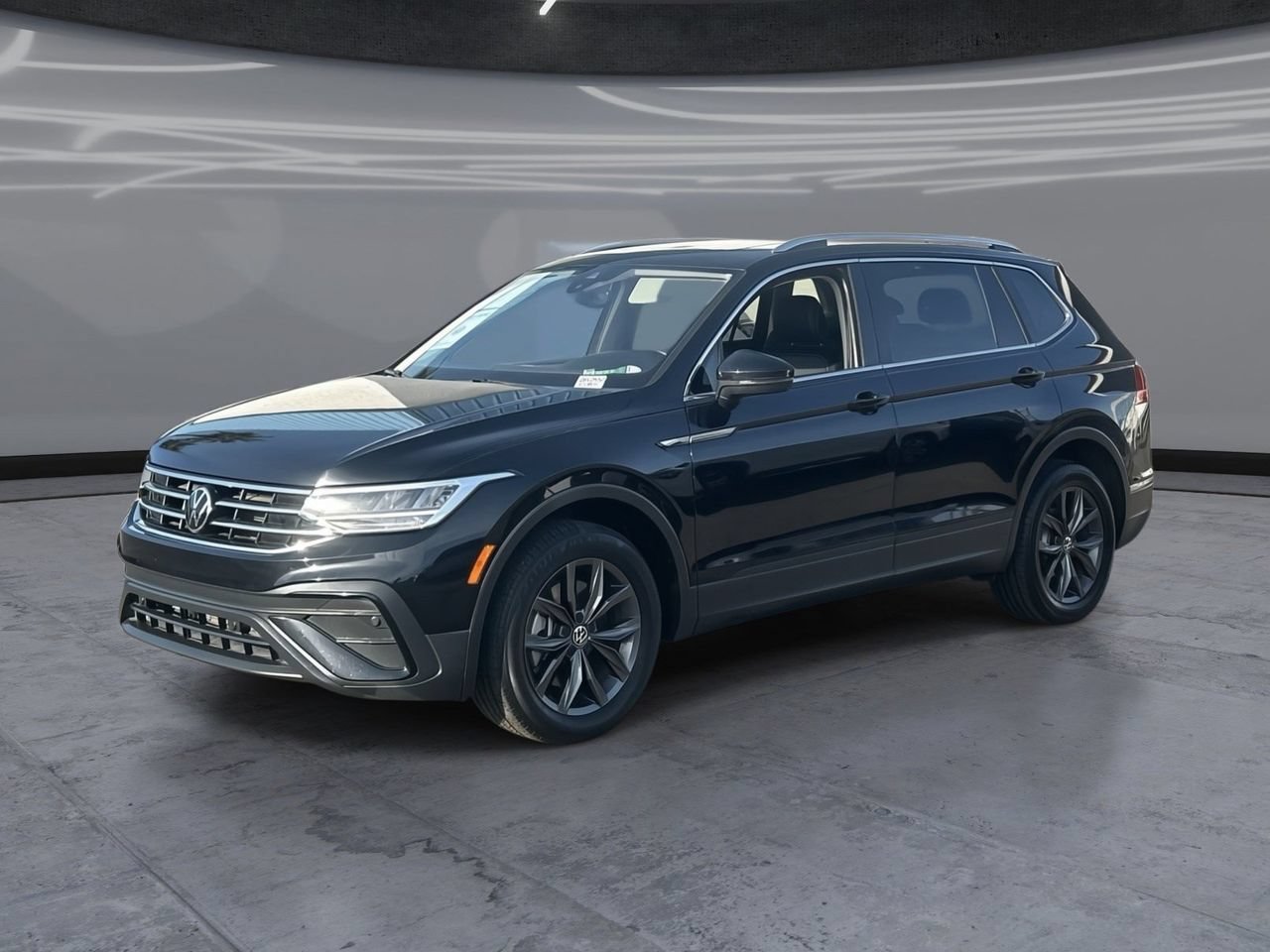 Used 2023 Volkswagen Tiguan SE w/ Panoramic Sunroof Package