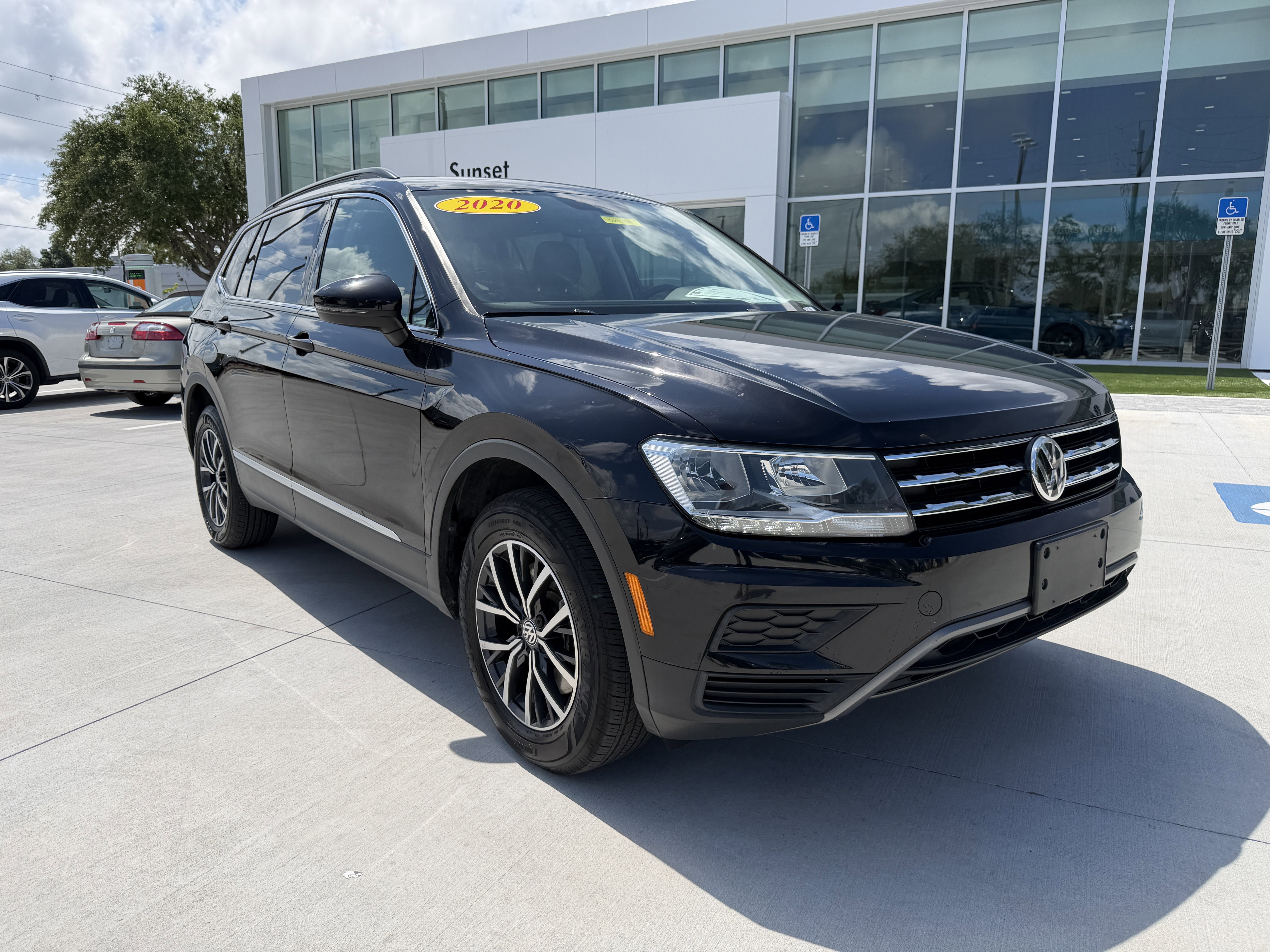 Used 2020 Volkswagen Tiguan SE w/ Panoramic Sunroof Package
