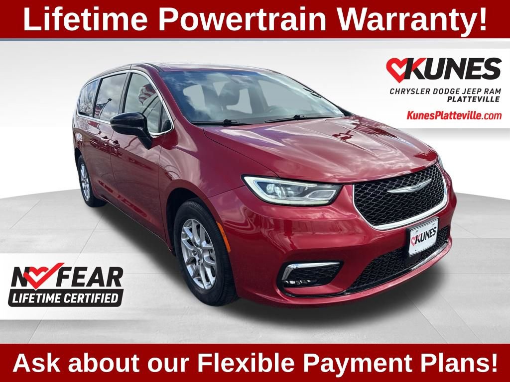 Used 2025 Chrysler Pacifica Select