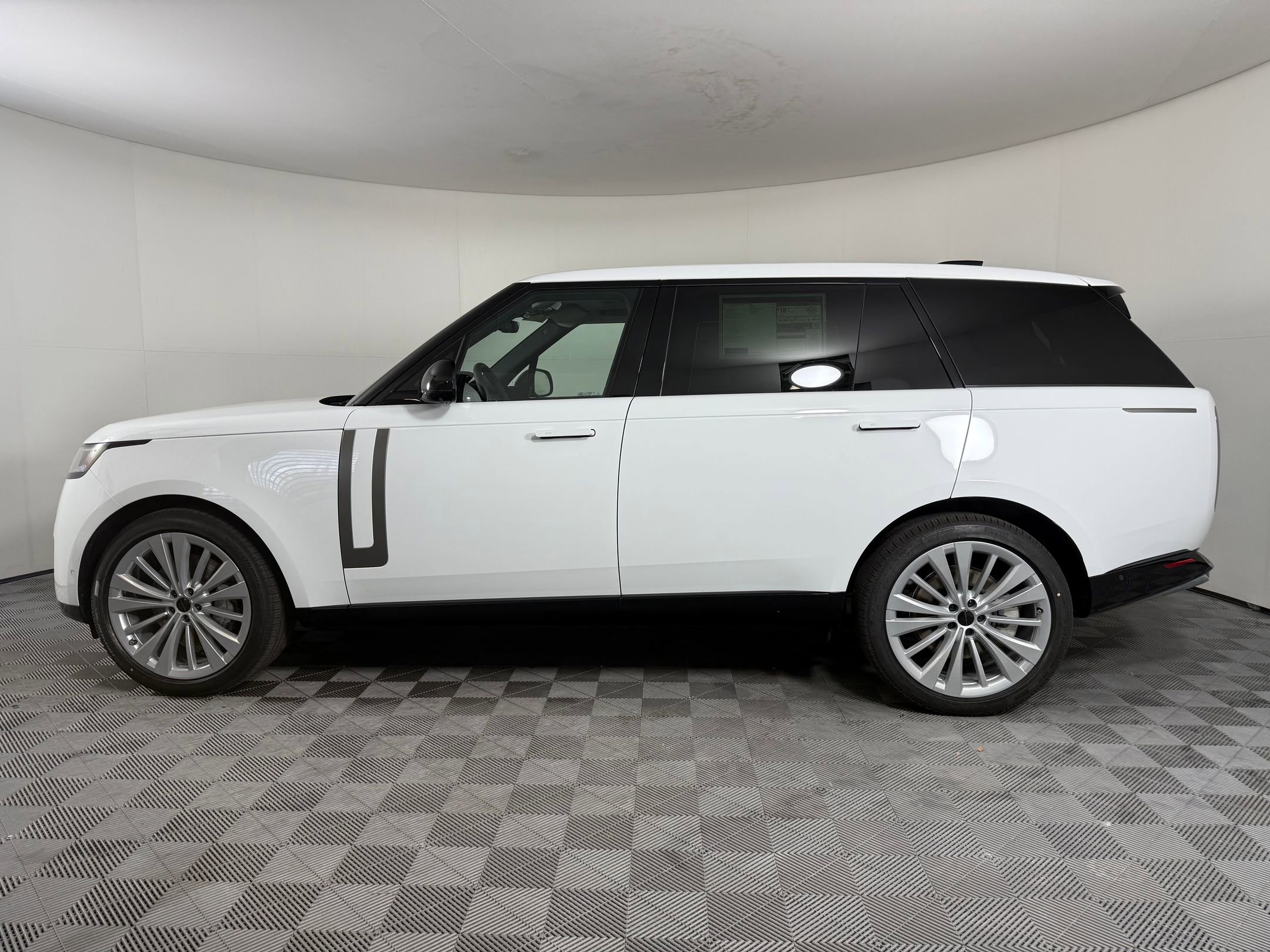 2026 Land Rover Range Rover Long Wheelbase SE