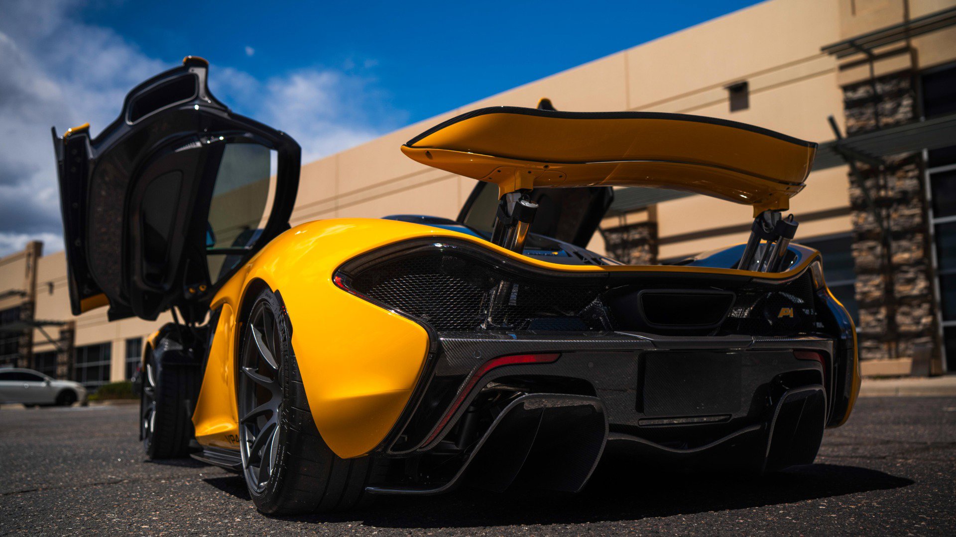 Used 2013 McLaren P1 photo 15