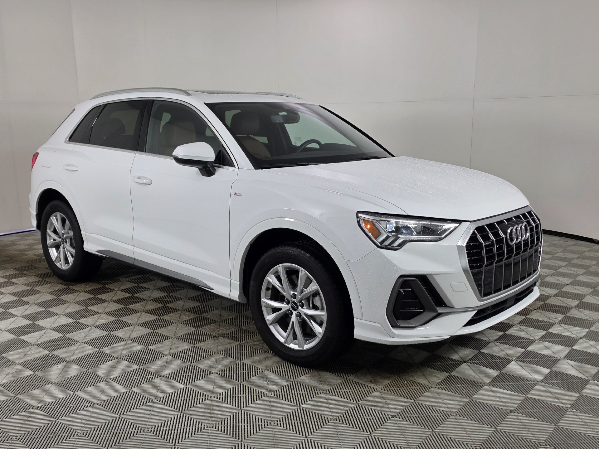 Certified 2025 Audi Q3 2.0T Premium w/ Convenience Package