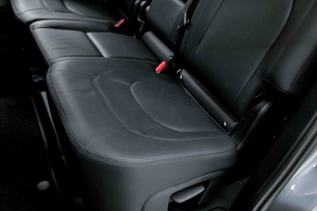 2023 Land Rover Defender 130 SE