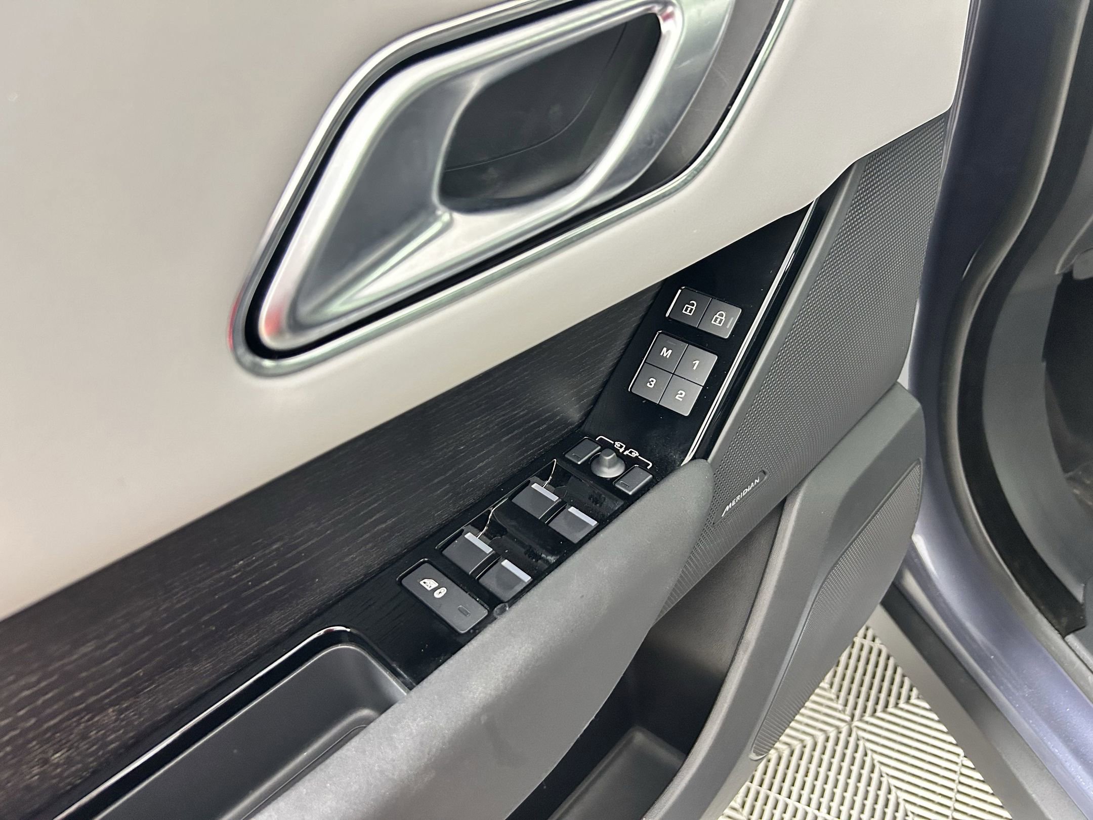 2025 Land Rover Range Rover Velar Dynamic SE