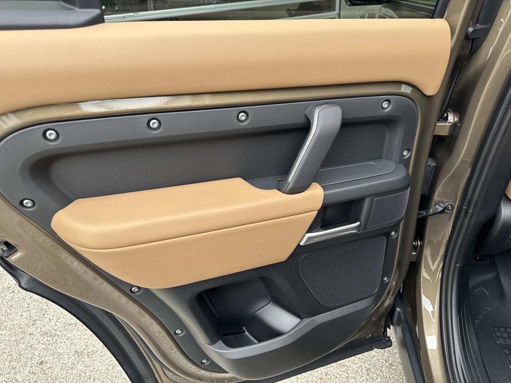 2026 Land Rover Defender 110 X-Dynamic SE