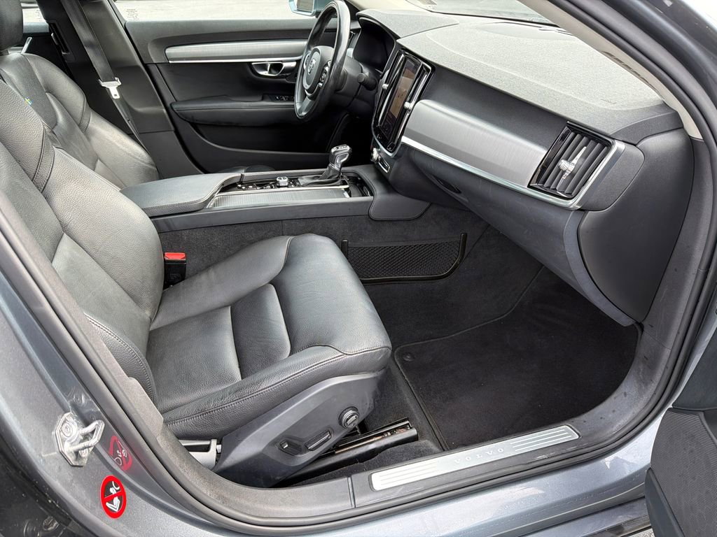 2017 Volvo S90 T6 Momentum