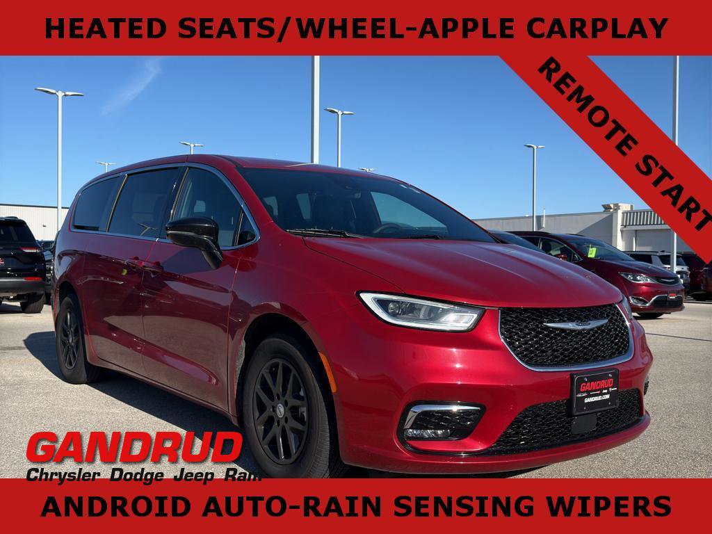 Used 2025 Chrysler Pacifica Select