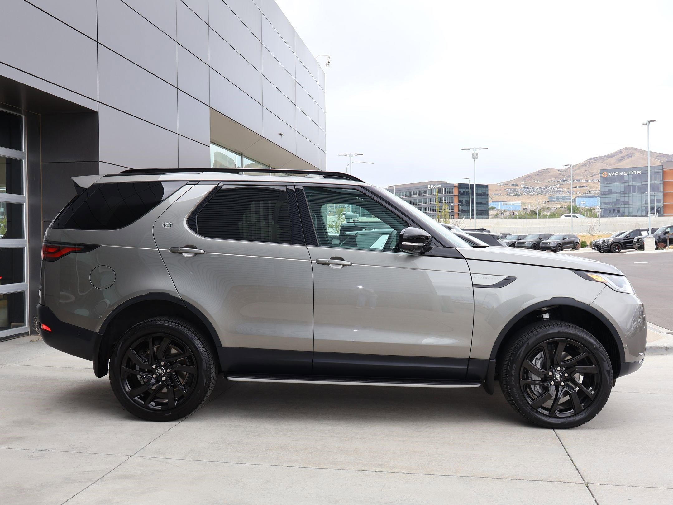 2025 Land Rover Discovery S