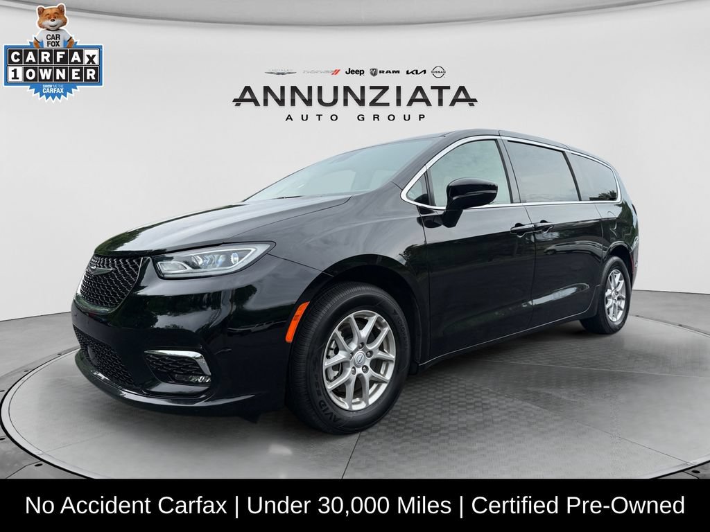 Used 2025 Chrysler Pacifica Select