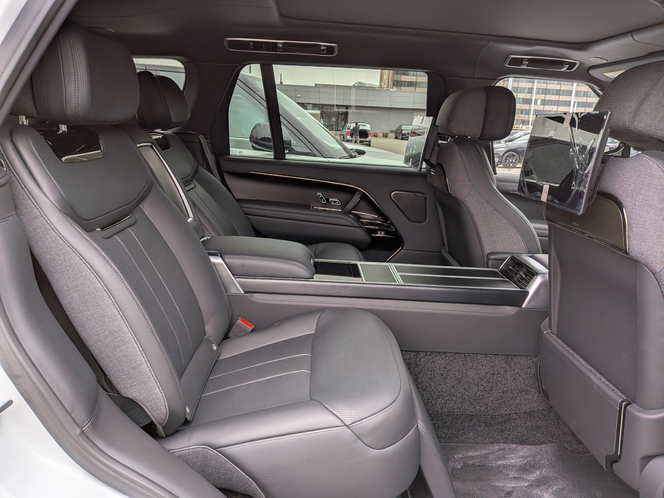 2025 Land Rover Range Rover SV