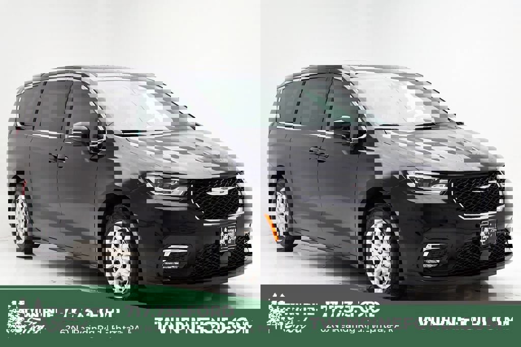 Used 2025 Chrysler Pacifica Select