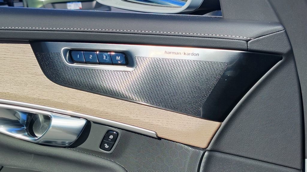 2026 Volvo Xc90 B6 Plus