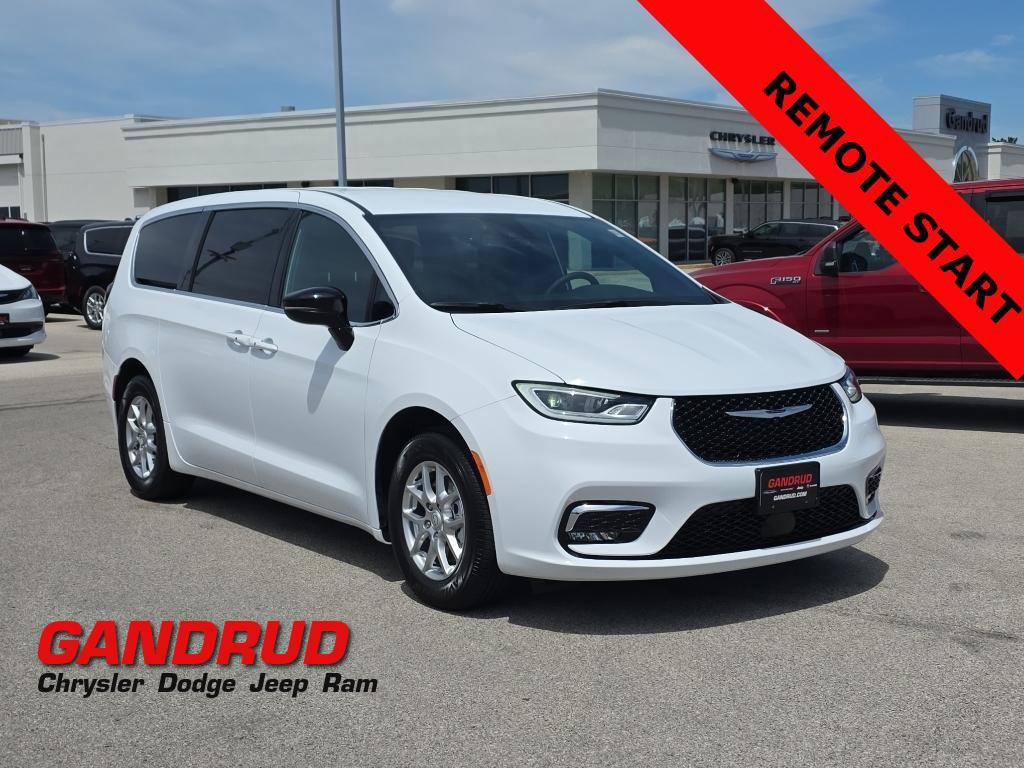 New 2026 Chrysler Pacifica Select