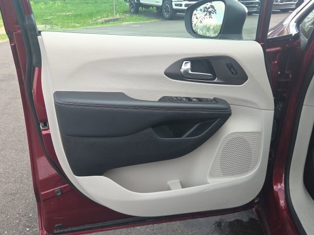 2023 Chrysler Pacifica Touring-L