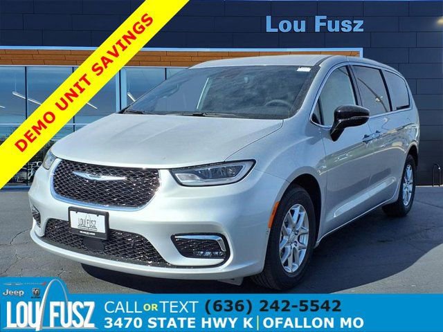 New 2026 Chrysler Pacifica Select