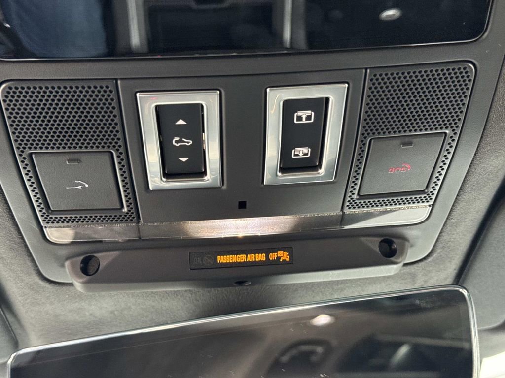 2025 Land Rover Defender 110 V8