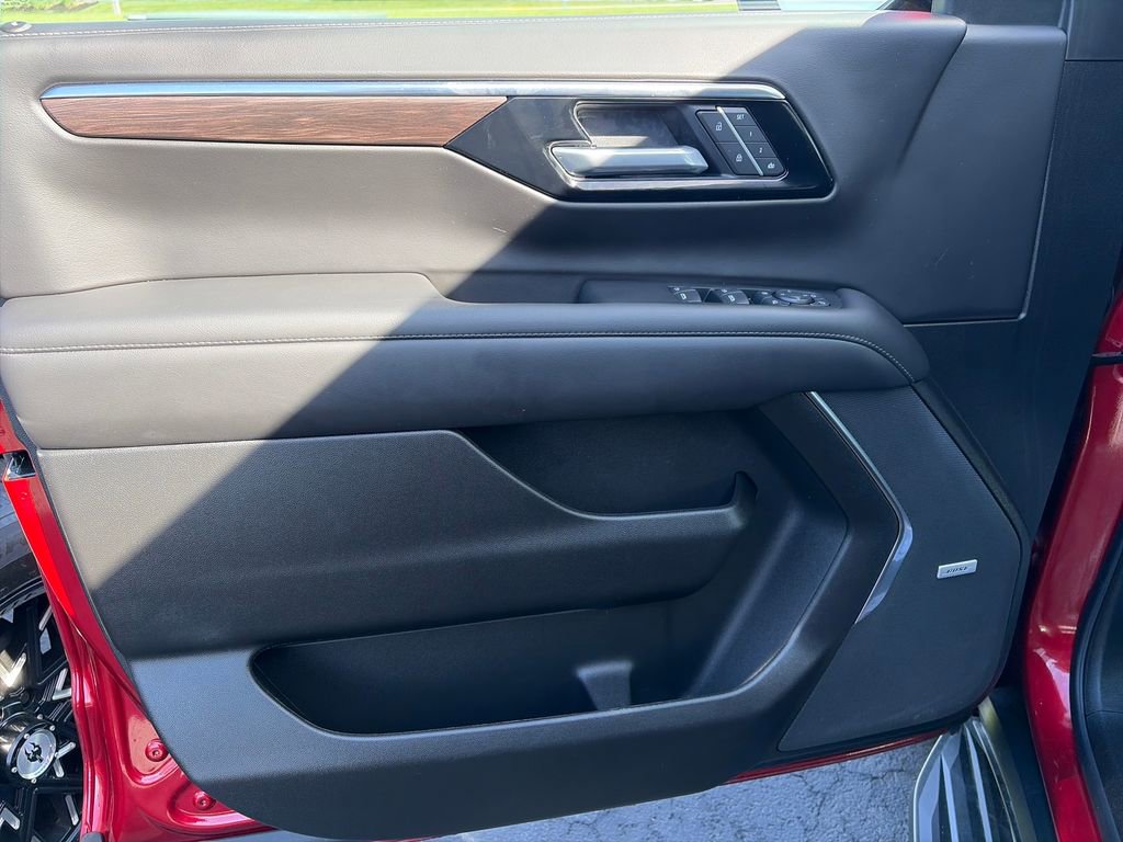 2025 Chevrolet Suburban LT