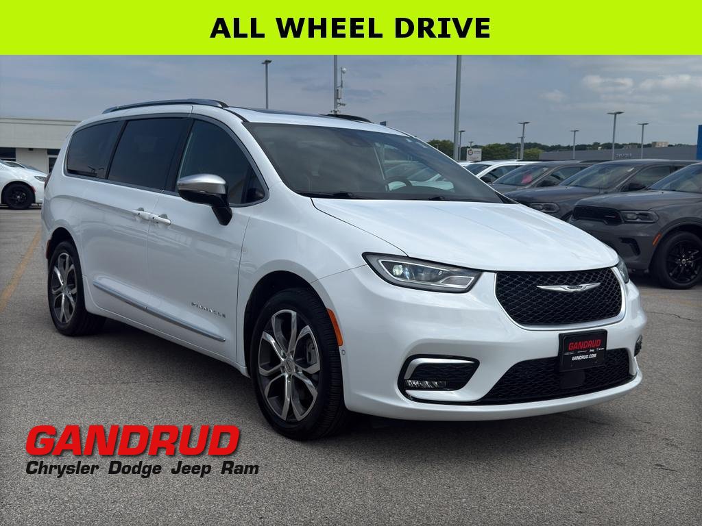 Used 2025 Chrysler Pacifica Pinnacle w/ Trailer Tow Group