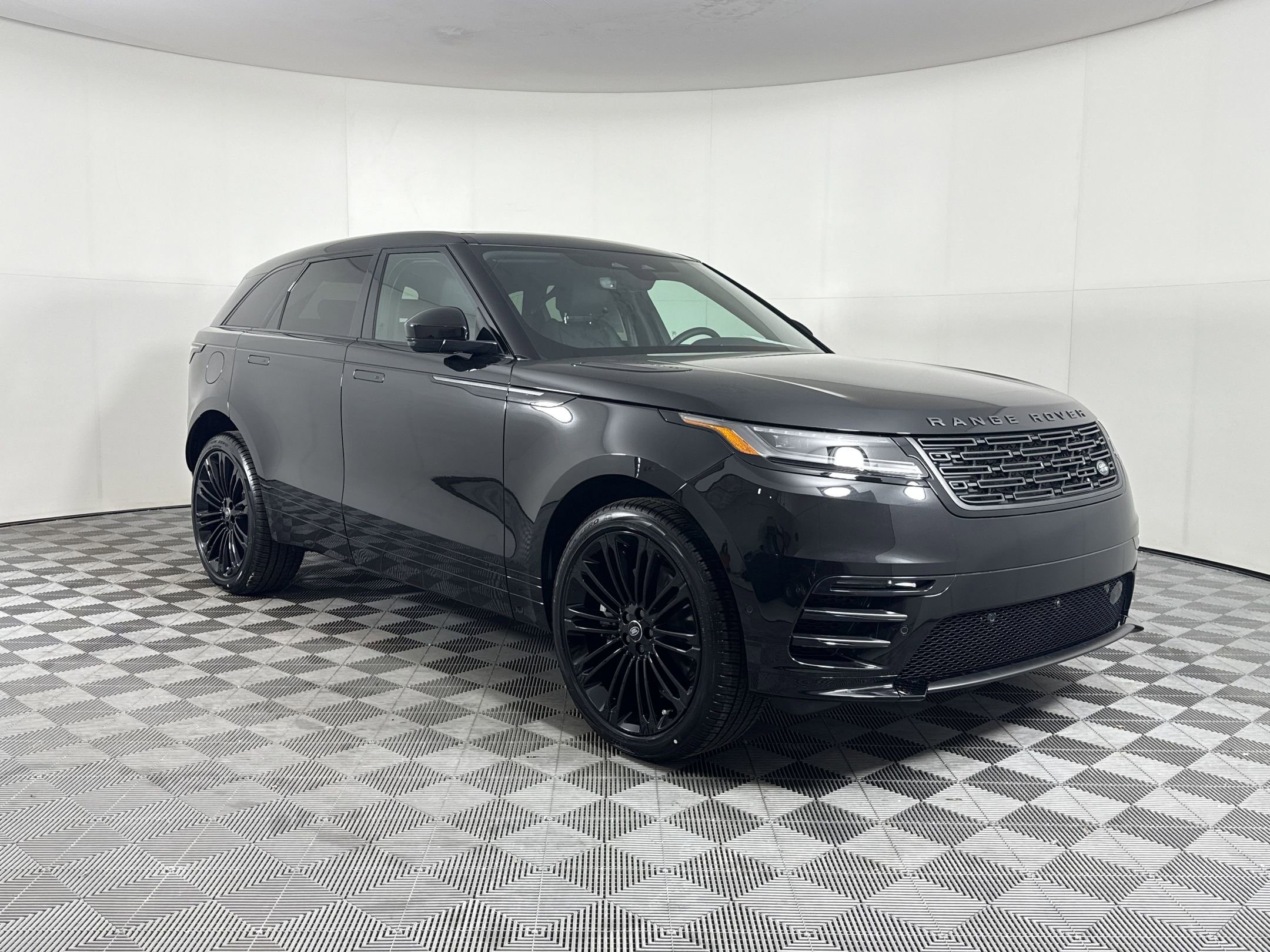 2026 Land Rover Range Rover Velar Dynamic SE