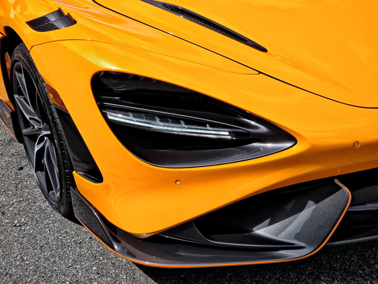 Used 2022 McLaren 765LT photo 17