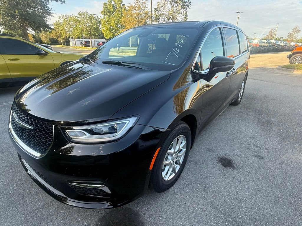 New 2026 Chrysler Pacifica Select