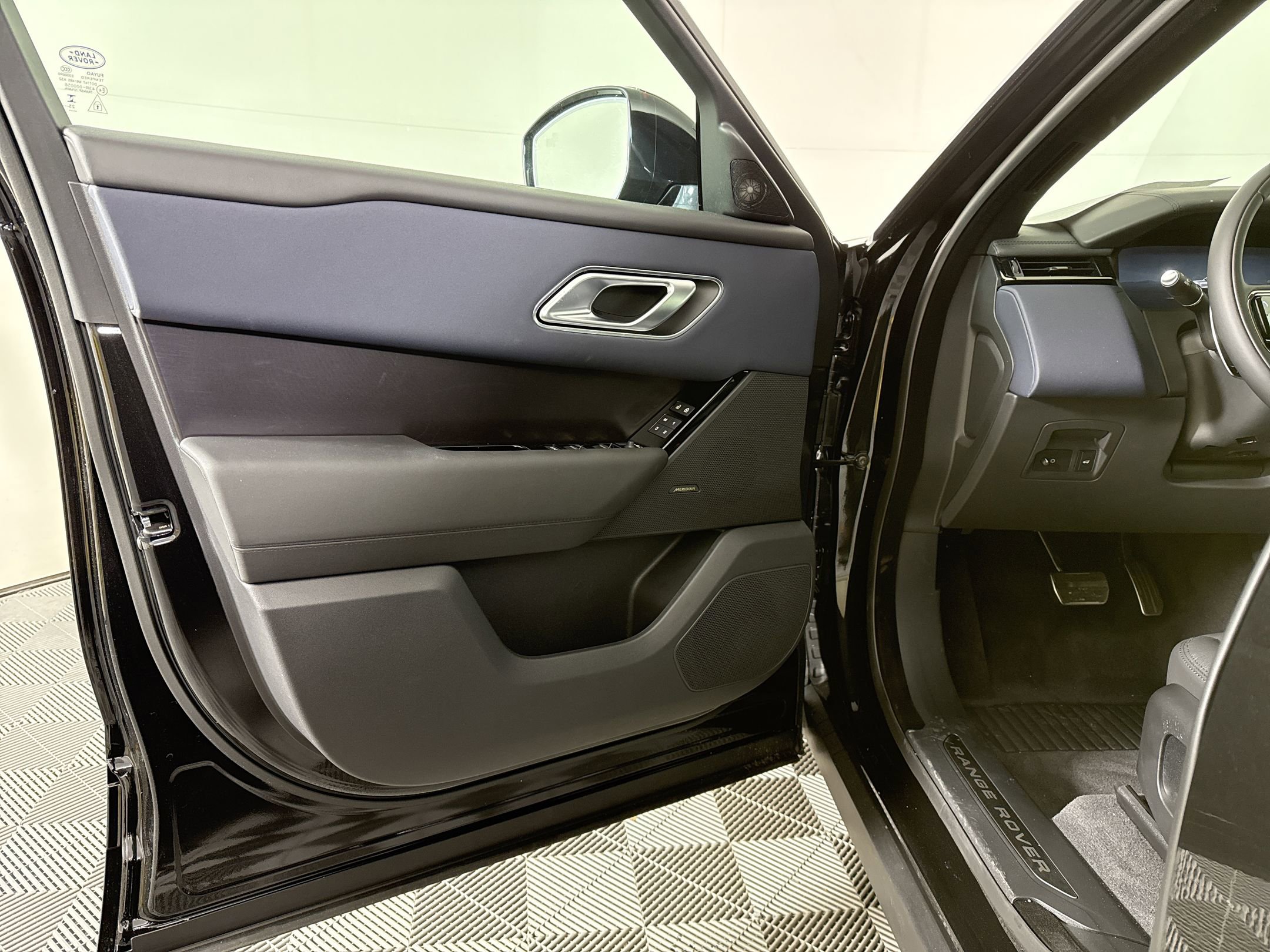 2026 Land Rover Range Rover Velar Dynamic SE