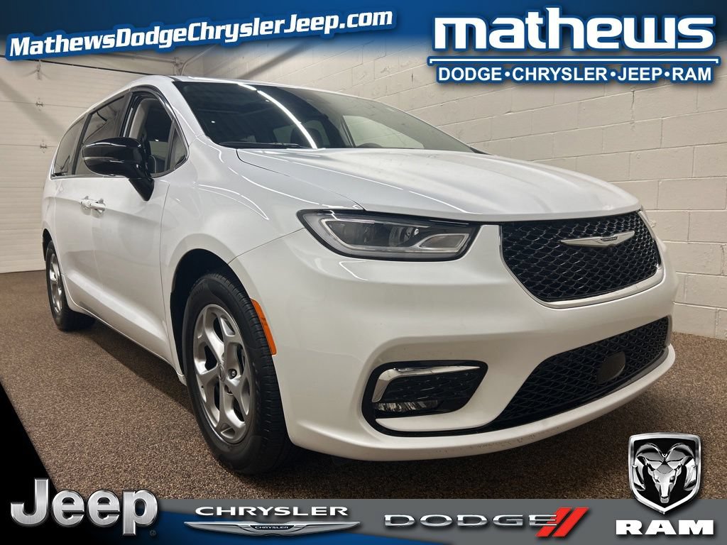 Used 2024 Chrysler Pacifica Limited w/ Uconnect Theater Family Group