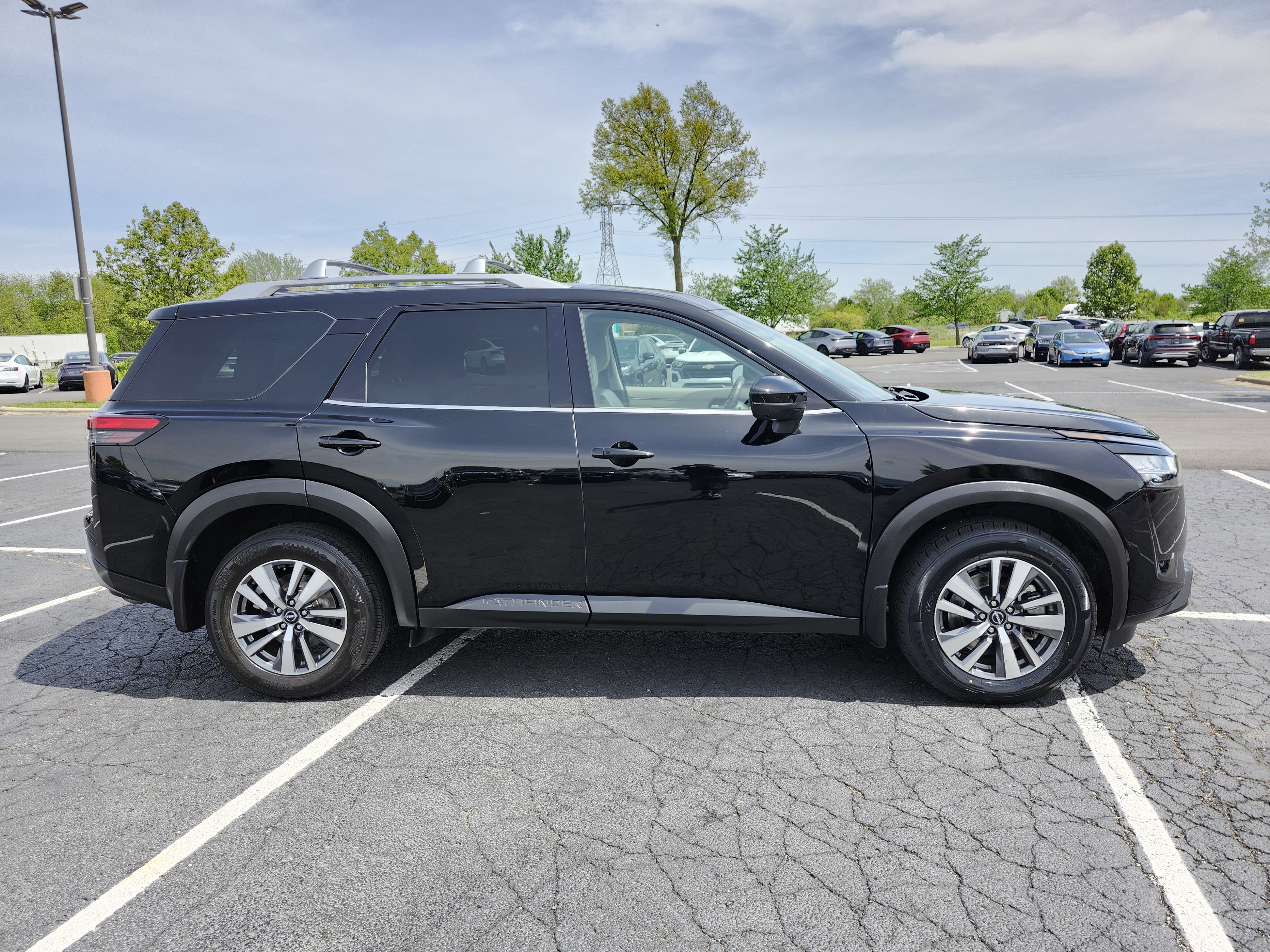 2023 Nissan Pathfinder SL